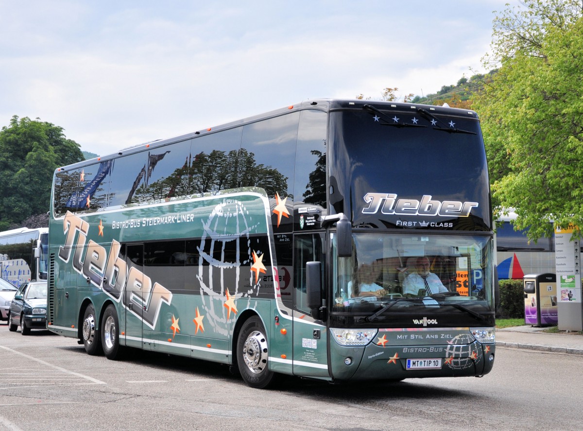 Van Hool von Tieber Busreisen + Reiseb�ro aus der Steiermark/�sterreich am 12.Juli 2014 in Krems gesehen.