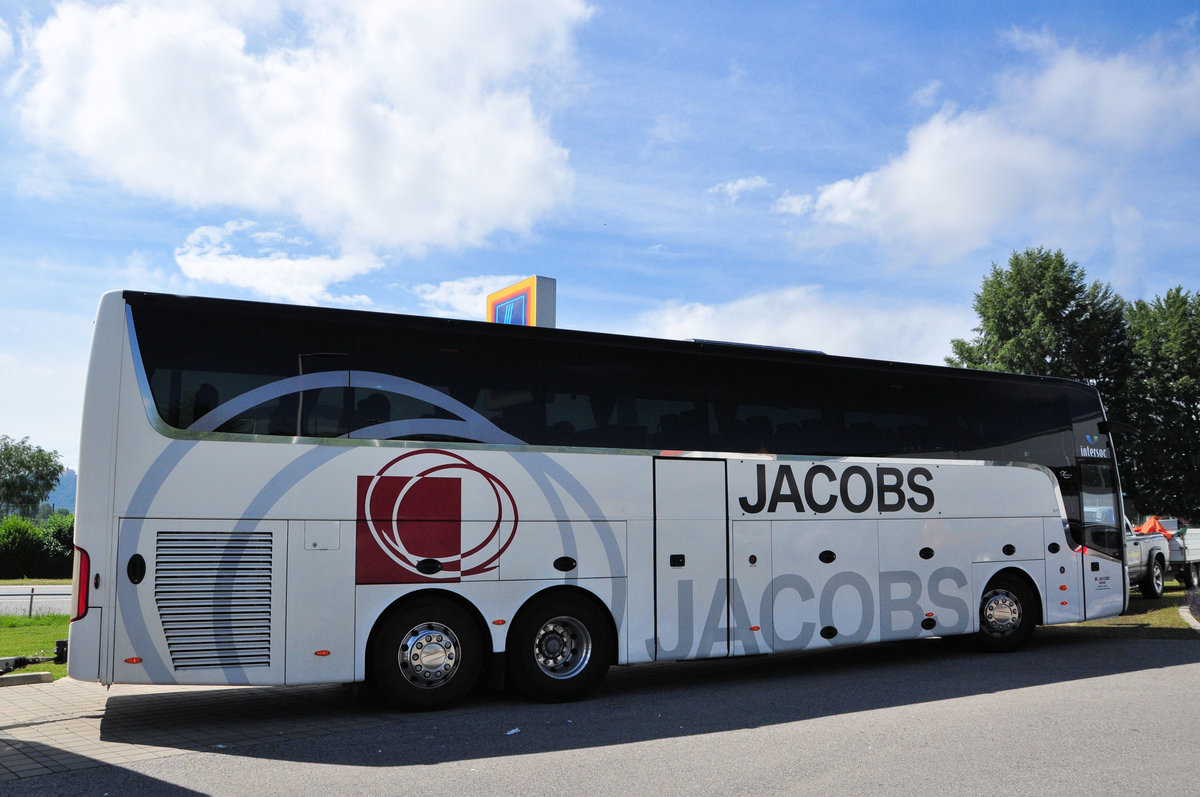 Van Hool TX16 astron mit Radanhnger von JACOBS Reisen aus Belgien in Krems gesehen.