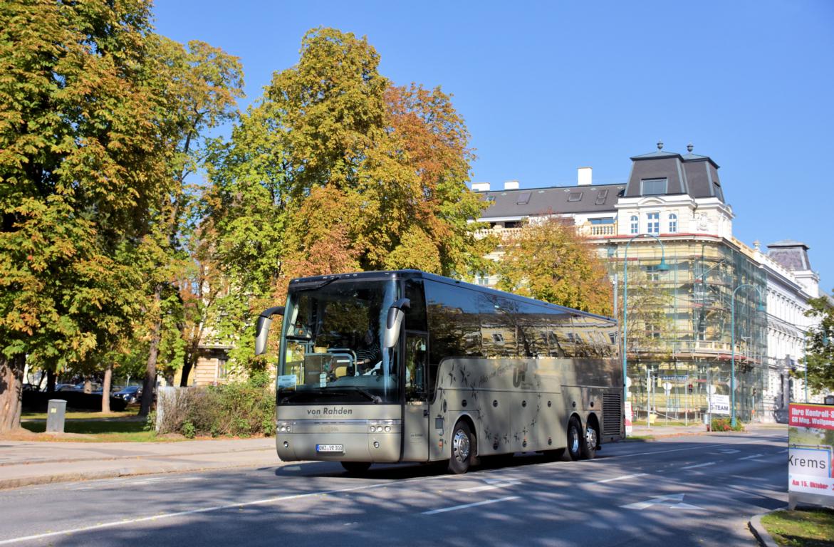 Van Hool von Von Rahden Reisen aus der BRD 09/2017 in Krems.