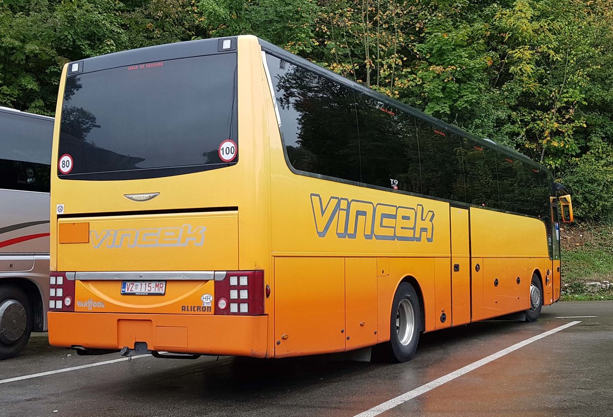 VanHool T916 von VINCEK steht am Rheinfall im Oktober 2019