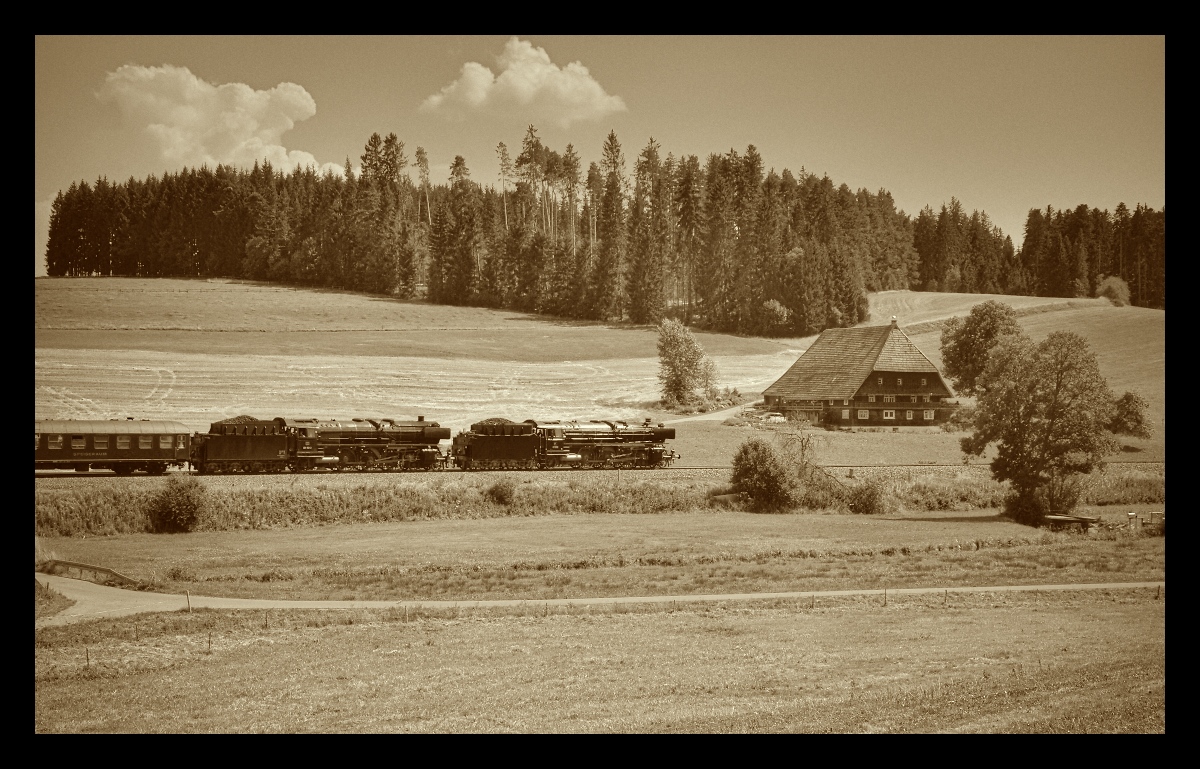 Variationen im Schwarzwald mit der Dampflok des Vereins Pacific 01 202. 

Variante zwei: Aufnahme von 01 202 und 01 150-7 mit Rotfilter bei Stockburg im Schwarzwald. Im Stile eines Landschaftsfotografen mit Faible für Wolken. August 2015. Ausnahmsweise mit Retouche.