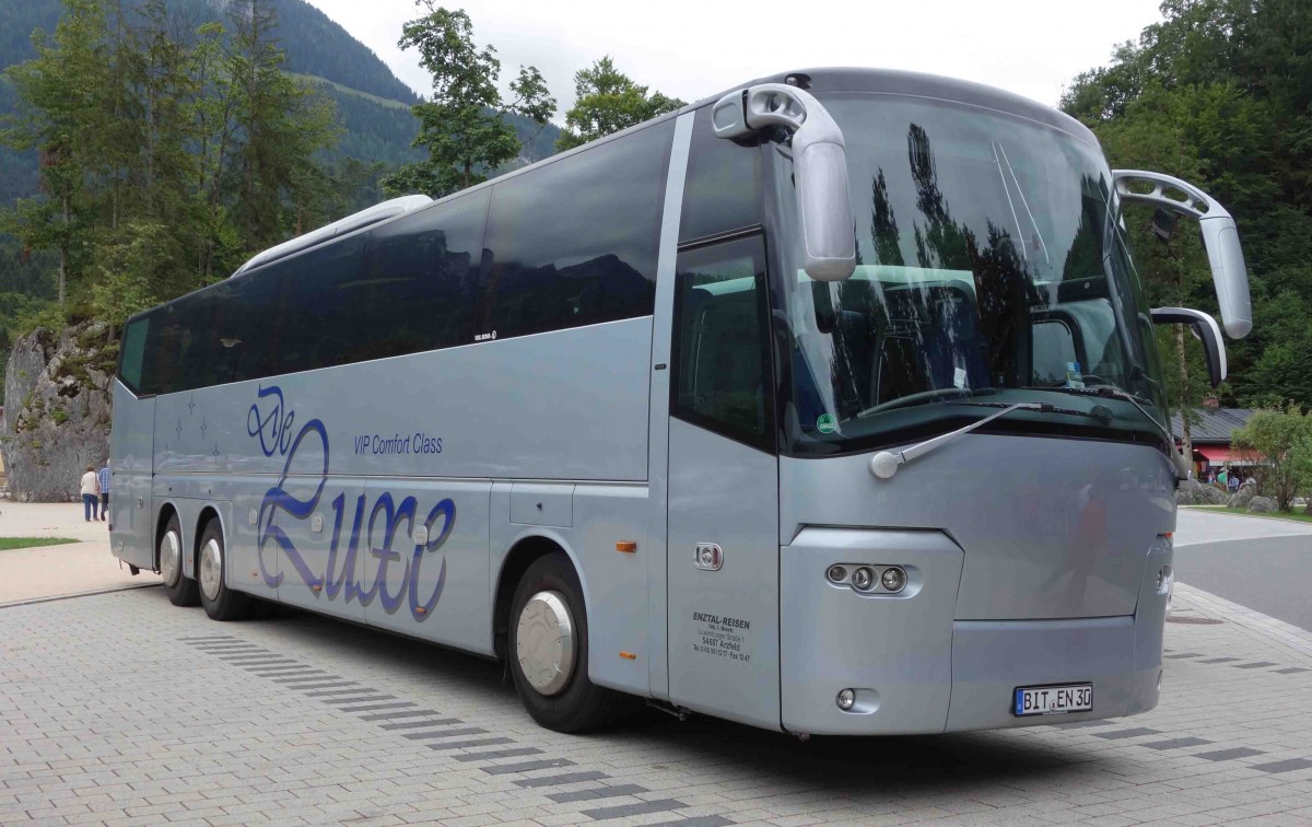 VDL Bova von Enztal-Reisen, steht auf dem Busparkplatz am K�nigsee im Juli 2015