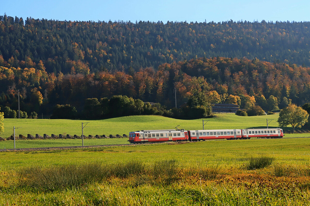 Verstärkungszug der Travys auf der Linie nach Le Pont und Le Brassus, oberhalb Le Day, neben der langen Panzersperre. Triebwagen  567 174 - Zwischenwagen 20-35 536 - Steuerwagen 80-33 375. 19.Oktober 2021 