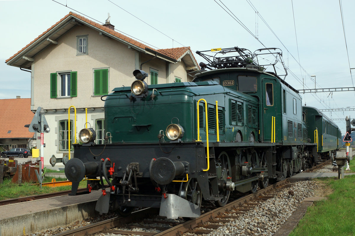 VHE/ Verein Historische Eisenbahn Emmental:
Anlässlich der Huttwiler Dampftage 2016 fand am 1. Oktober ein interessantes Triebwagentreffen statt.
Sonderzug mit der Be 6/8 III 13303 vor passender Kulisse in Lindenholz.
Foto: Walter Ruetsch 
