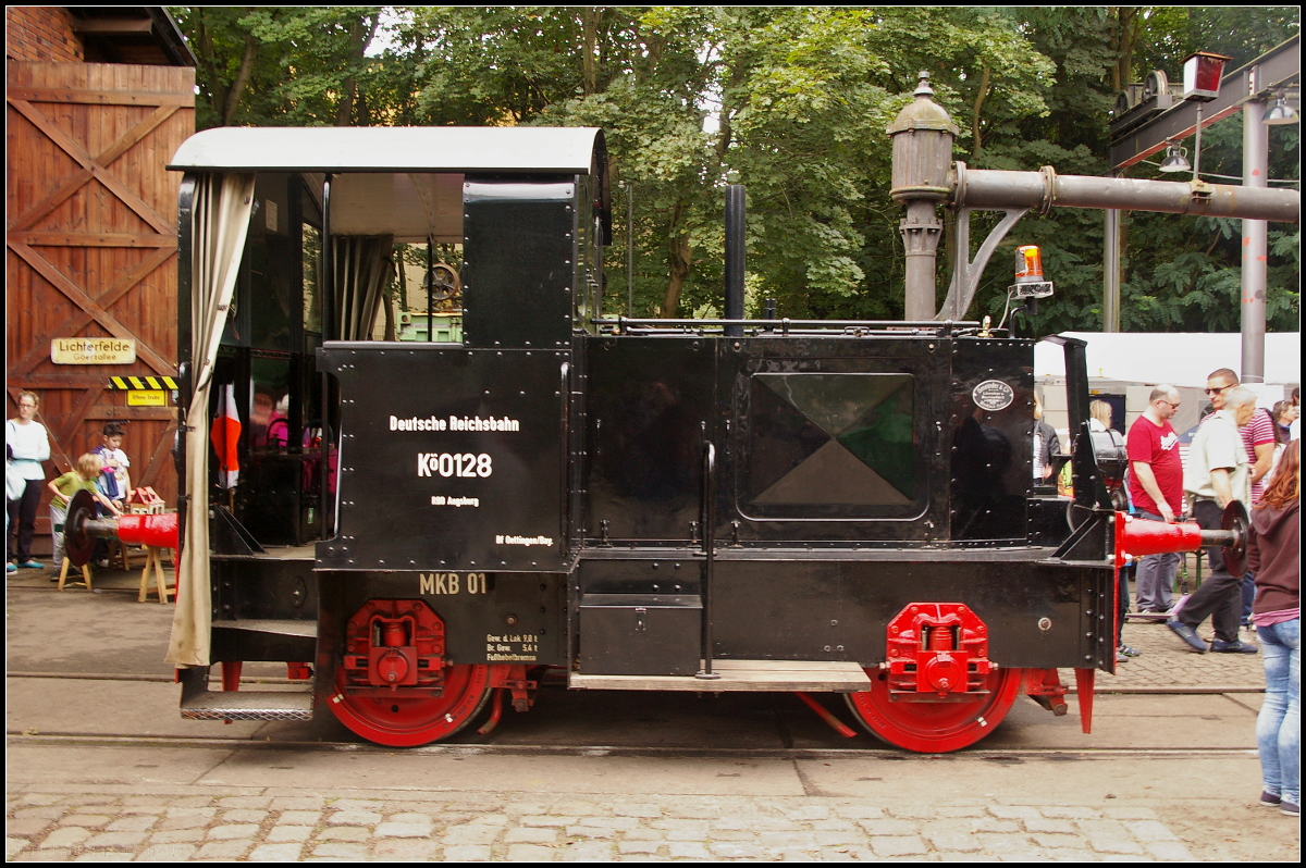 Viel Geduld war nötig um Kö 0128 am Tag der offenen Tür der AG Märkische Kleinbahn e.V. im Profil fotografieren zu können, da der Besuch groß war. Die Lok wurde von Gmeinder im Jahr 1934 unter der Fabrik-Nr 1171 gebaut.