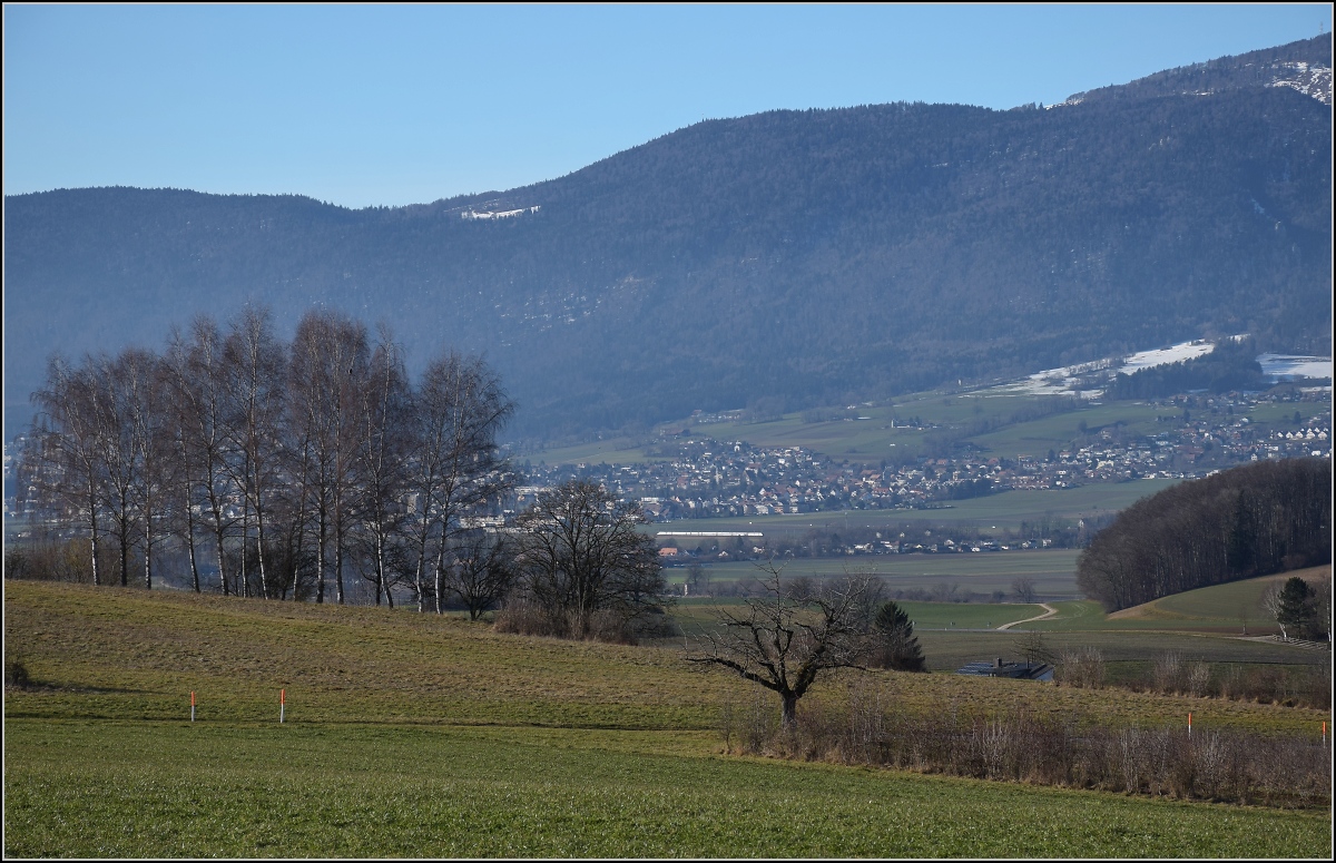 Viel Landschaft, wenig Zug am Jura.

Ein ICN Richtung Solothurn auf der Jurasüdfusslinie verlässt Bettlach. Januar 2022. 