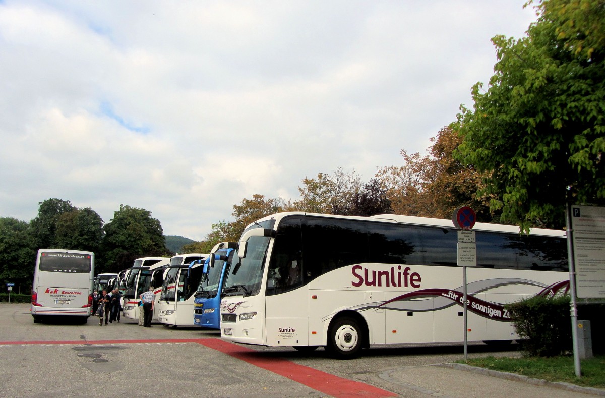 Viel los am 4.9.2013 am Busparkplatz in Krems an der Donau,vorne ein VOLVO 9700 von SUNLIFE Reisen aus �sterreich.
