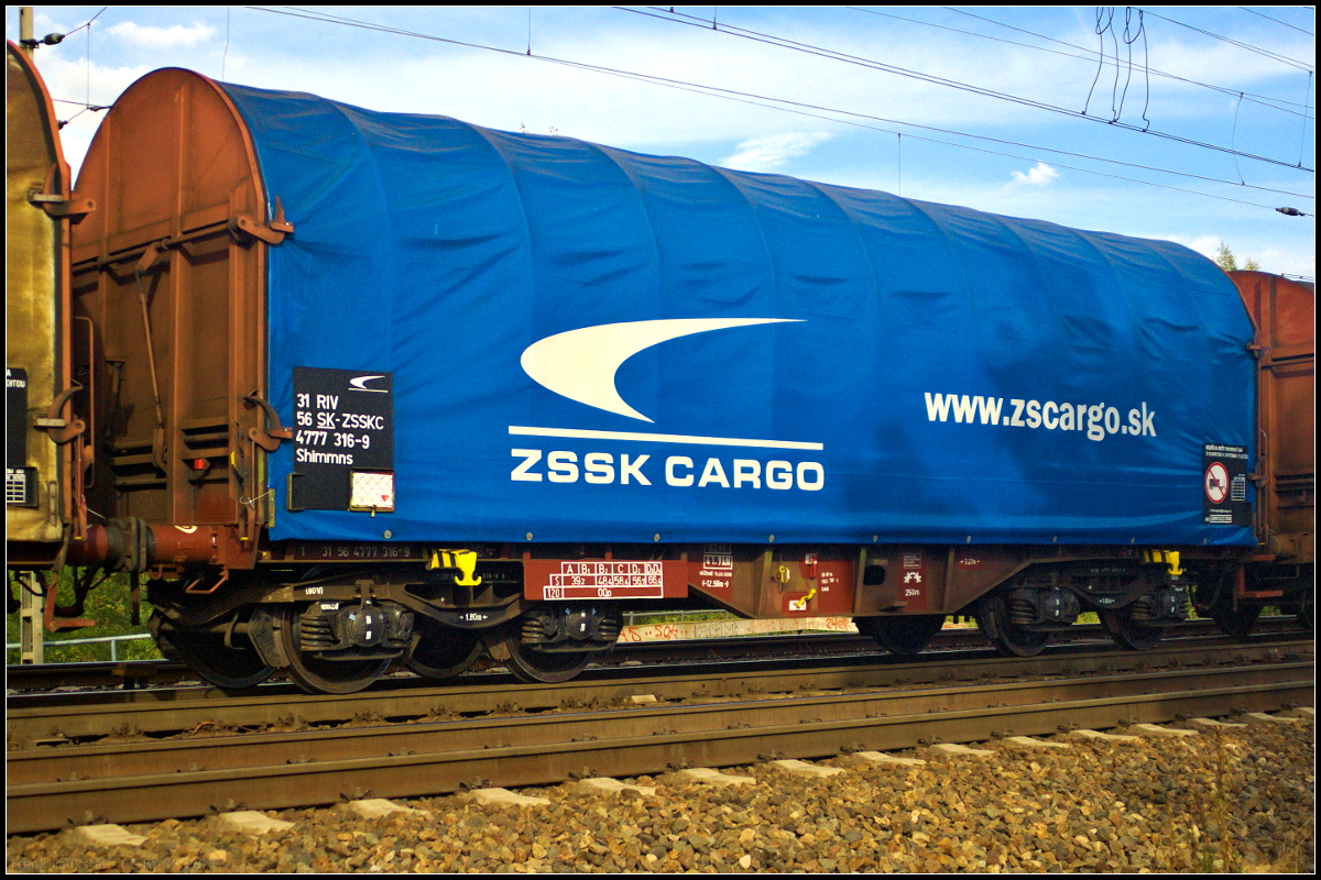 Vierachsiger Drehgestell-Flachwagen für Coiltransporte mit Planenverdeck der Gattung Shimmns von ZSSK Cargo aus der Slowakei. Eingereiht war der Wagen in einem gemischten Güterzug der am 08.09.2018 durch Magdeburg fuhr (31 RIV 56 SK-ZSSKC 4777 316-9 Shimmns).
