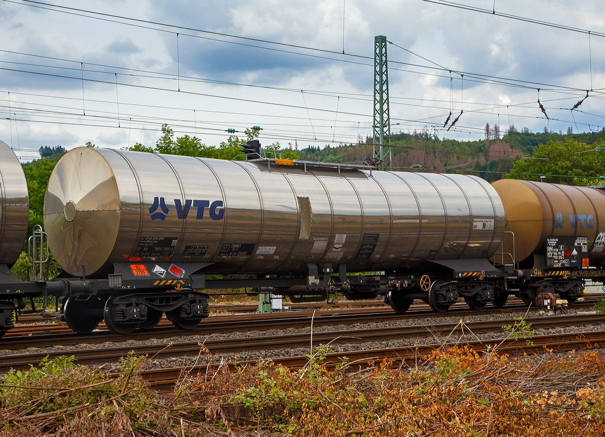 
Vierachsiger-Drehgestell Kesselwagen für Essigsäure, der Gattung Zacens,37 80 7834 982-6 D-VTG am 19.06.2020 bei einer Zugdurchfahrt in Betzdorf (Sieg).

Die Gefahrguttafel (83/2789) zeigt es auch noch an: (oben) Gefahrgutnummer 83 = ätzender oder schwach ätzender Stoff, entzündbar (Flammpunkt von 23°C bis einschließlich 60°C) / (unten) UN-Nummer 2789 = ESSIGSÄURE mit mehr als 80 Masse-% Säure.
Essigsäure ist eine farblose, flüssige, ätzende und typisch nach Essig riechende Carbonsäure. Als Lebensmittelzusatzstoff hat sie die Bezeichnung E260.

TECHNISCHE DATEN:
Gattung: Zacens
Spurweite: 1.435 mm
Länge über Puffer : 16.400 mm
Drehzapfenabstand: 11.360 mm
Achsabstand im Drehgestell: 1.800 mm
Höchstgeschwindigkeit: 100 km/h (120 km/h leer)
Kleinster befahrbarer Gleisbogen: R= 35 m
Eigengewicht: 23.290 kg
Nutzlast: 66,7 t (ab Streckenklasse D)
Gesamtvolumen: 77.340 Liter
Max. Betriebsdruck: 3 bar
Tankcode: L4BH
L= Tank für Stoffe in flüssigem Zustand 
4 = Berechnungsdruck 4 bar (Betriebsduck max. 3 bar)
B = Tank mit Bodenöffnungen mit 3 Verschlüssen für das Befüllen und Entleeren
H = Luftdicht verschlossener Tank (siehe Begriffsbestimmung in Abschnitt 1.2.1)
Behälterwerkstoff : Edelstahl
Heizung: 6-strängig, außen liegend, 8,4 m
Bauart der Bremse: KE – GP
Intern. Verwendungsfähigkeit: TEN