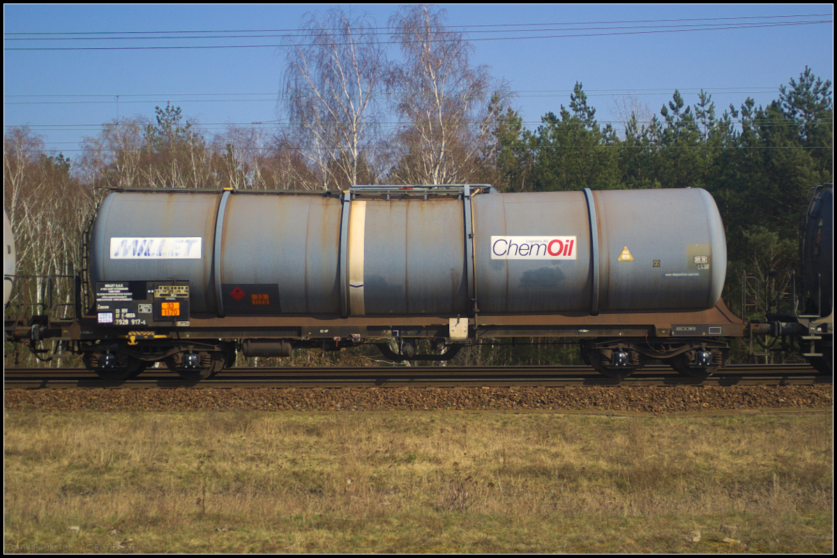Vierachsiger Drehgestell-Kesselwagen der Gattung Zacens des Einstellers Millet S.A. Paris. Genutzt wird der Wagen von der Fa. ChemOil. Der Wagen hatte Ethanol geladen als er am 09.04.2018 mit weiteren Kesselwagen durch die Berliner Wuhlheide fuhr (33 RIV 87 F-MISA 7929 917-5 Zacens).