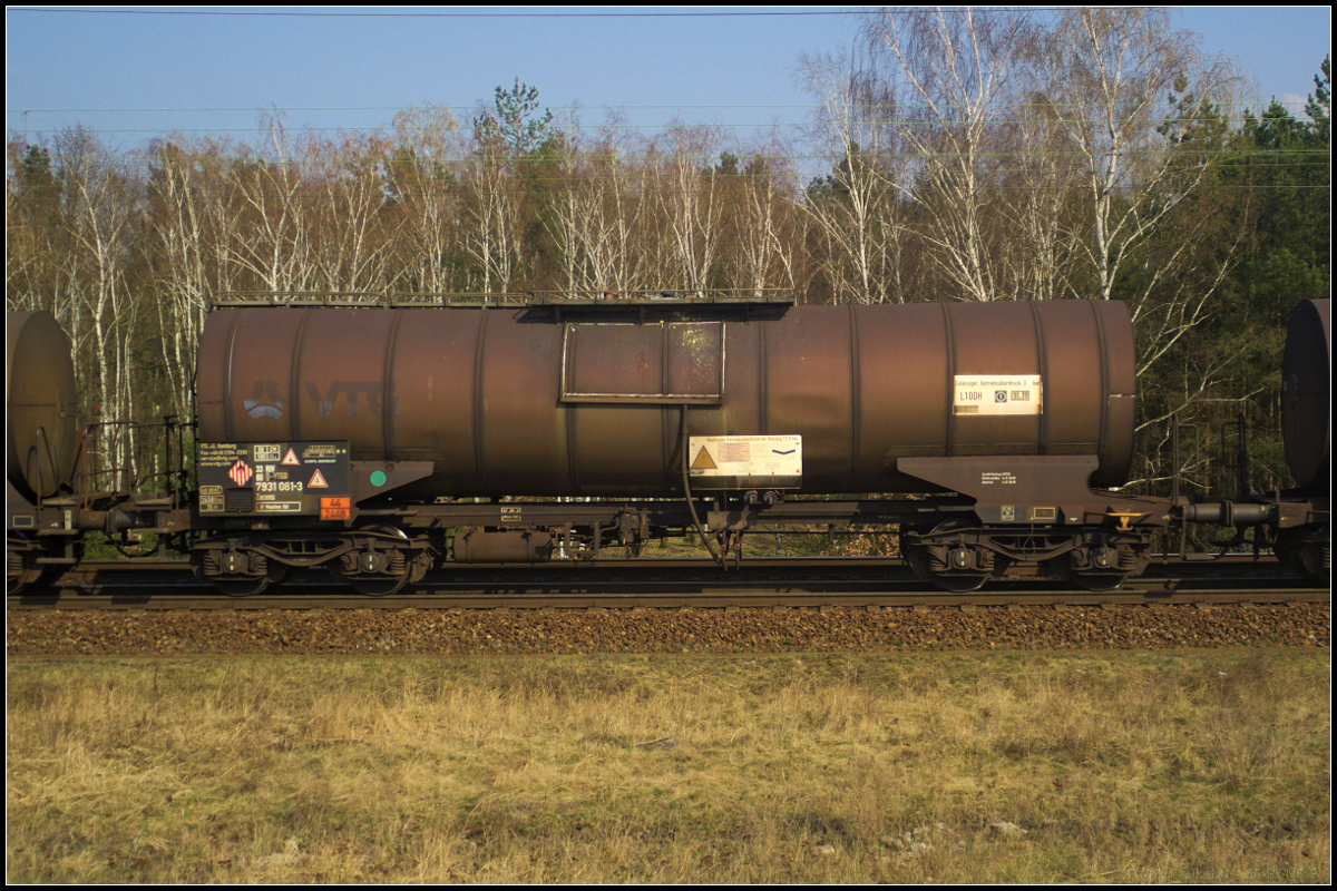 Vierachsiger Drehgestell-Kesselwagen der Gattung Zacens des Einstellers VTG Hamburg. Der Wagen hatte, als er am 10.04.2018 durch die Berliner Wuhlheide fuhr, laut Gefahrgutcode geschmolzenen Schwefel (44/2448) geladen (33 RIV 80 D-VTGD 7931 081-3 Zacens).