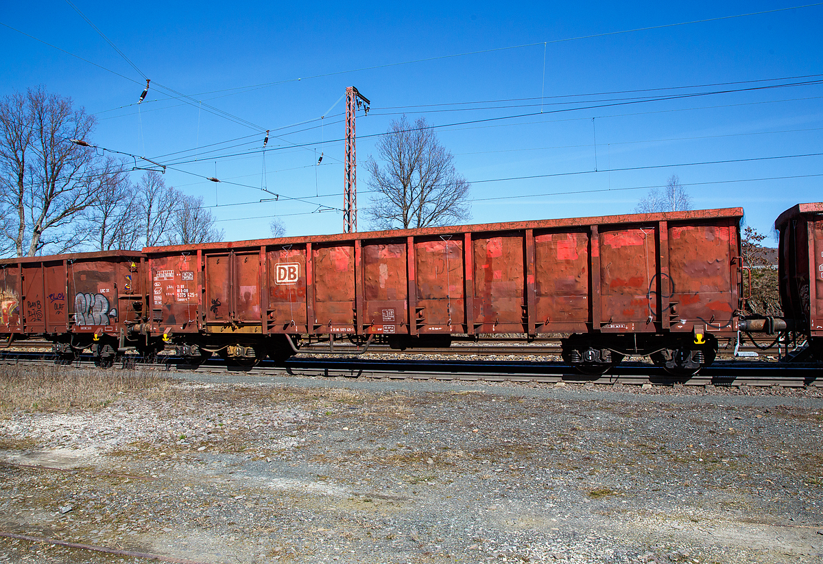 Vierachsiger offener Drehgestell-Güterwagen 31 80 5375 425-1, der Gattung Eanos-x 059, der DB Cargo AG am 31.03.2021 im Zugverband bei einer Zugdurchfahrt in Rudersdorf (Kr. Siegen).

Für den im Schrottverkehr gestiegenen Bedarf beschafft die DB AG ab dem Jahre 2000 über 600 weitere 4-achsige offene Güterwagen mit Seitenkippfähigkeit.

Die Wagen besitzen je Seite nur eine Doppelflügeltür, die eigentlich lediglich der Begehung dient, da die Wagen fast ausschließlich durch Kippen oder mittels Krane (Magnet oder Greifer) entladen werden. Die wurden von der Waggonfabrik Gniewczyna in Polen hergestellt. Dieser Wagen hat eine verstärkte Stirnwandaussteifung mittels U200-Profil erhalten. Nur etwa 20% dieser Wagen sind mit einer Feststellbremse ausgestattet.

Der Güterwagen ist eine Weiterentwicklung des Eanos 052-Wagens, ist aber nur mit zwei diagonal angeordneten Türen ausgerüstet. Er dient vorzugsweise dem Transport von witterungsunempfindlichen Schütt- und Stückgütern (wie Kohle, Briketts, Schrott, Erze, Steine und Erden). Das Untergestell ist eine Schweißkonstruktion aus Walzprofilen in den Materialgüten St 37 und St 52 und ist Rahmenbauweise ausgeführt.

Der Fußboden besteht aus 6 mm dicken Blechen. An den Außenseiten des Wagenkastens sind 32 Bindeösen, am Obergurt 20 offene Haken und im Wageninnern in einer Höhe von 200 mm über FO 16 Zurrösen angeordnet. Der Güterwagen ist seitenkippfähig.

TECHNISCHE DATEN:
Spurweite: 1.435 mm (Normalspur)
Achsanzahl: 4 in zwei Drehgestellen
Länge über Puffer: 15.740 mm
Drehzapfenabstand: 10.700 mm
Achsabstand im Drehgestell: 1.800 mm
Drehgestell-Bauart: Y 25 Lsd 1 - 628/629
Ladelänge: 14.500 mm
Ladebreite:  2.720 mm
Ladehöhe: 2.100 mm
Ladefläche: 39,4 m²
Laderaum:  82,5 m³
Türöffnung:1.800 × 1.800 mm
Höchstgeschwindigkeit: 100 km/h (beladen) / 120 km/h (leer)
Maximales Ladegewicht: 66 t (ab Streckenklasse D)
Eigengewicht: 23.500 kg
Kleinster bef. Gleisbogenradius: R 75 m
Bremse: KE-GP-A
Handbremse: nein Verwendungsfähigkeit: RIV
