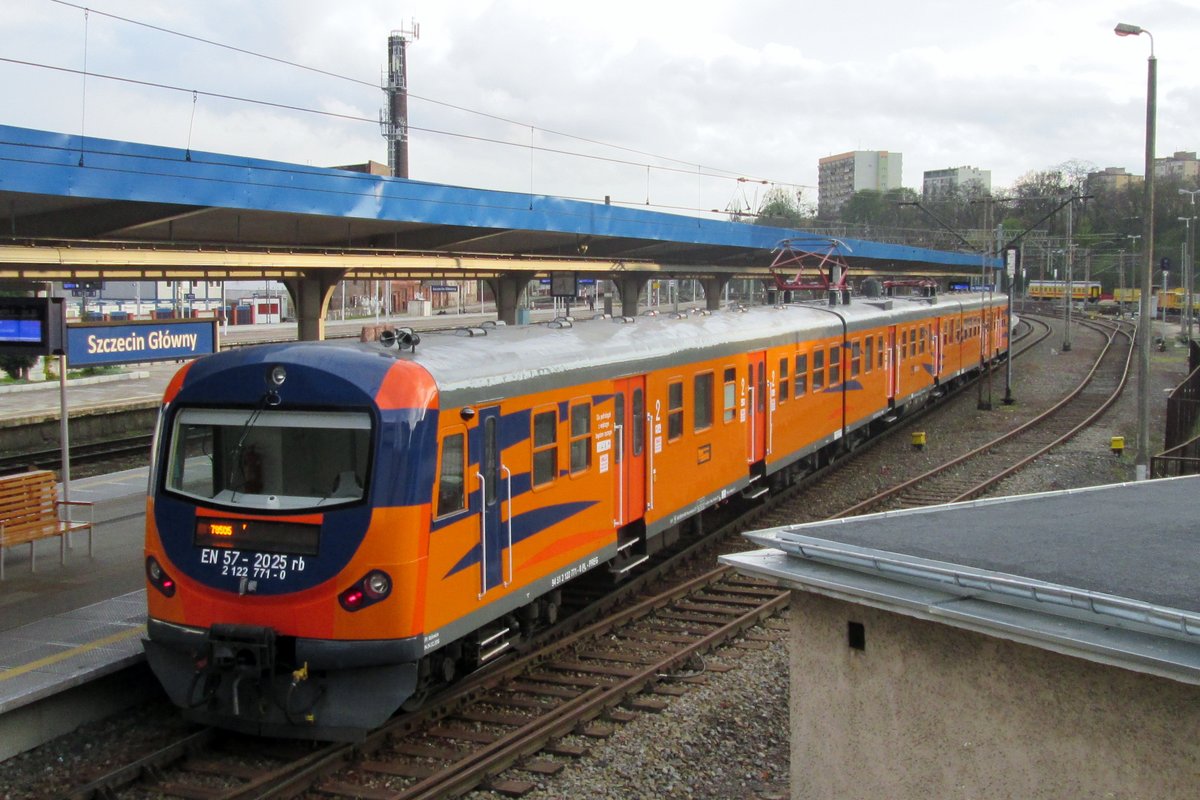 Vogelblick auf modernisierter 'Halny' EN57-2025 in Szczecin Glowny am 28 April 2015.