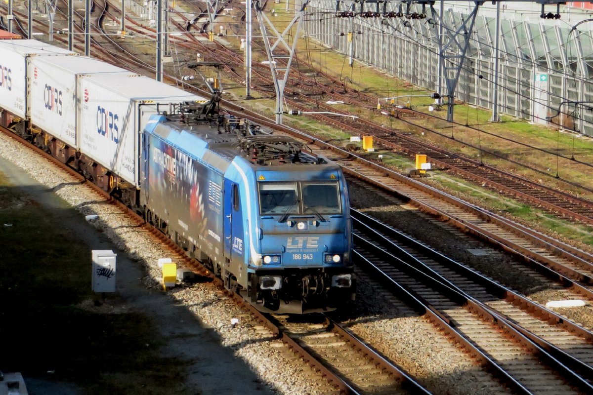 Vogelperspektiv auf LTE 186 943 beim durchfahren von 's-Hertogenbosch am 31 März 2021.