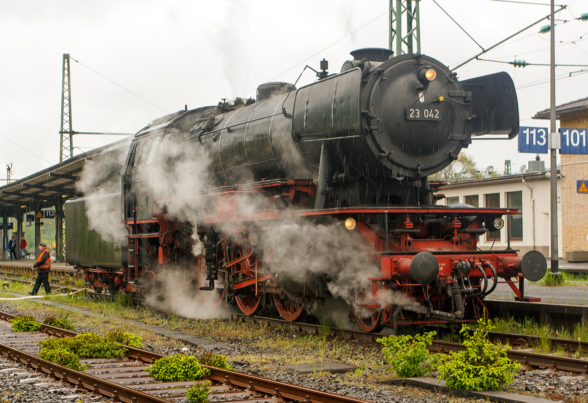 
Volldampf im Hellertal, aus Anlass: 150 Jahre Eisenbahn an Sieg, Heller, Dill und Lahn, am 06.Mai 2012: 
Die Dampflok 23 042 vom Eisenbahnmuseum Darmstadt-Kranichstein am 06.05.2012 beim Wasserfassen im Bahnhof Betzdorf/Sieg, leider war es diesem Tag nur am regnen. 

Diese Neubaulok wurde 1554 von Henschel u. Sohn, Kassel unter der Fabriknummer 28542 gebaut. Von der BR 23 wurden insgesamt 105 Lokomotiven gebaut die letzte, die 23 105, wurde 1959 bei Jung in Kirchen/Sieg, dies war auch die letzte Neubaulok der DB.