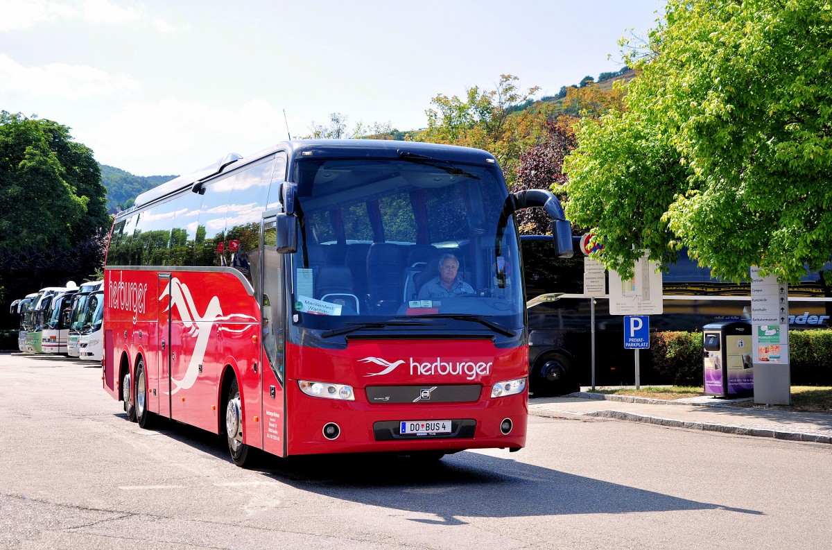 Volvo 9700 von Herburger Reisen aus �sterreich in Krems gesehen.