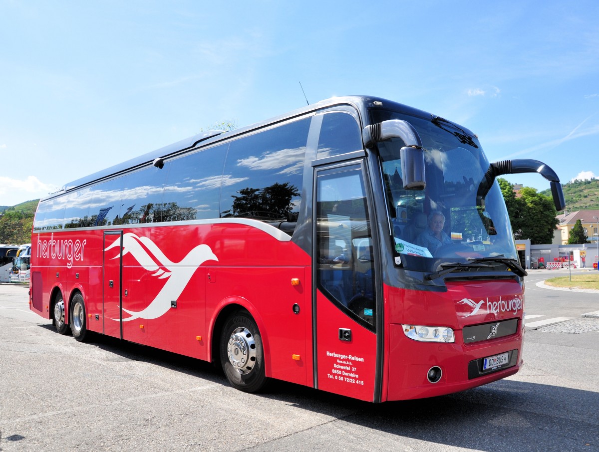Volvo 9700 von Herburger Reisen aus �sterreich in Krems gesehen.
