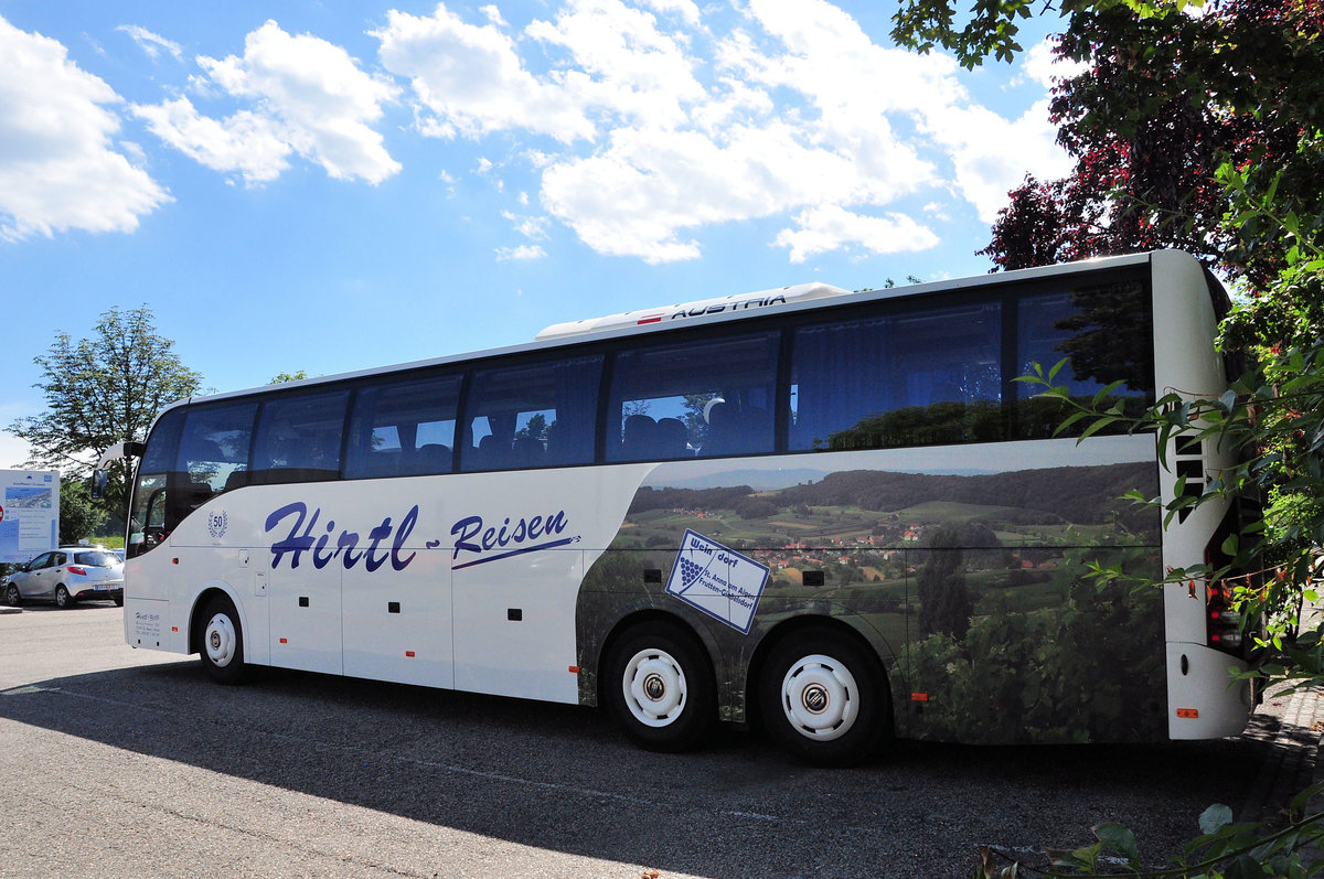 Volvo 9700 von Hirtl Reisen aus �sterreich in Krems gesehen.