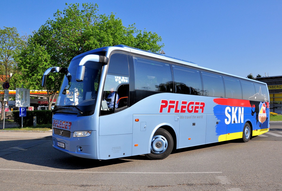 VOLVO 9700 von Pfleger Reisen aus Nieder�sterreich am 24.4.2015 in Krems unterwegs.