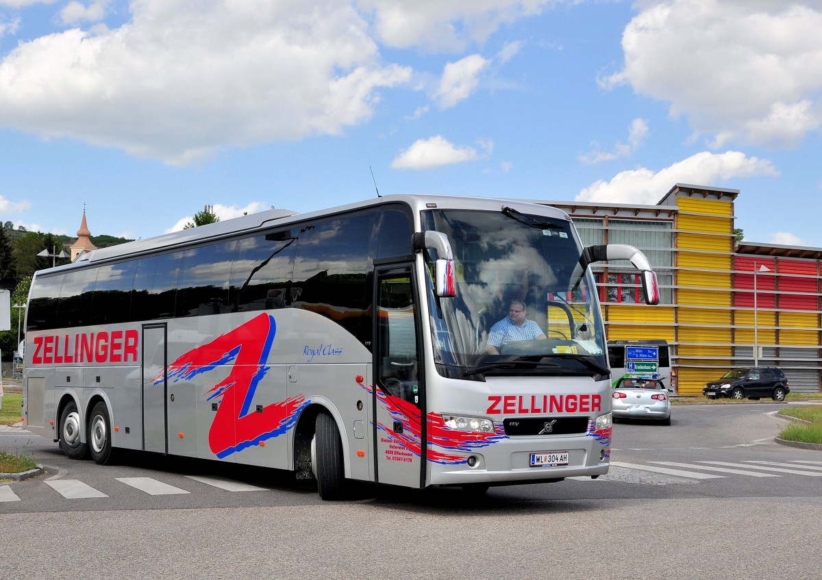 Volvo 9700 von Zellinger Reisen aus �sterreich am 10.5.2014 in Krems gesehen.