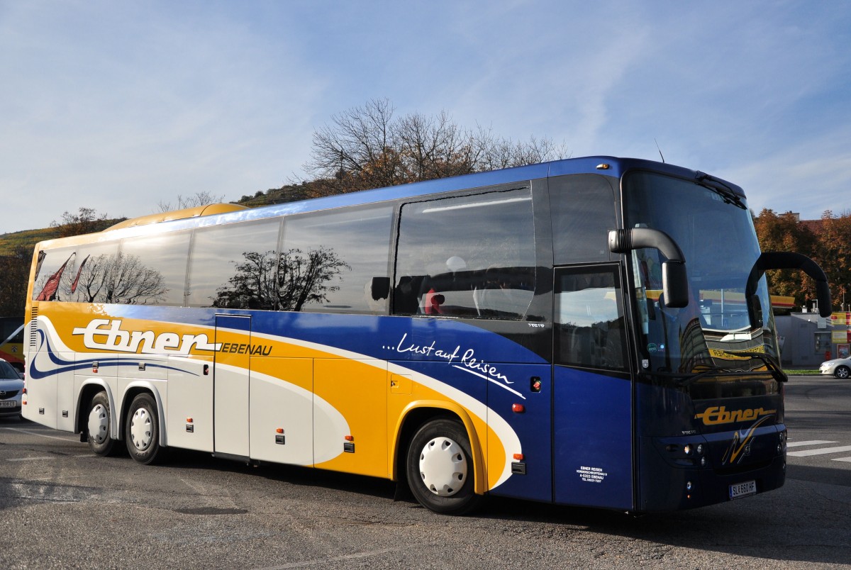 Volvo 9900 von Ebner Reisen/�sterreich im Okt. 2013 in Krems gesehen.