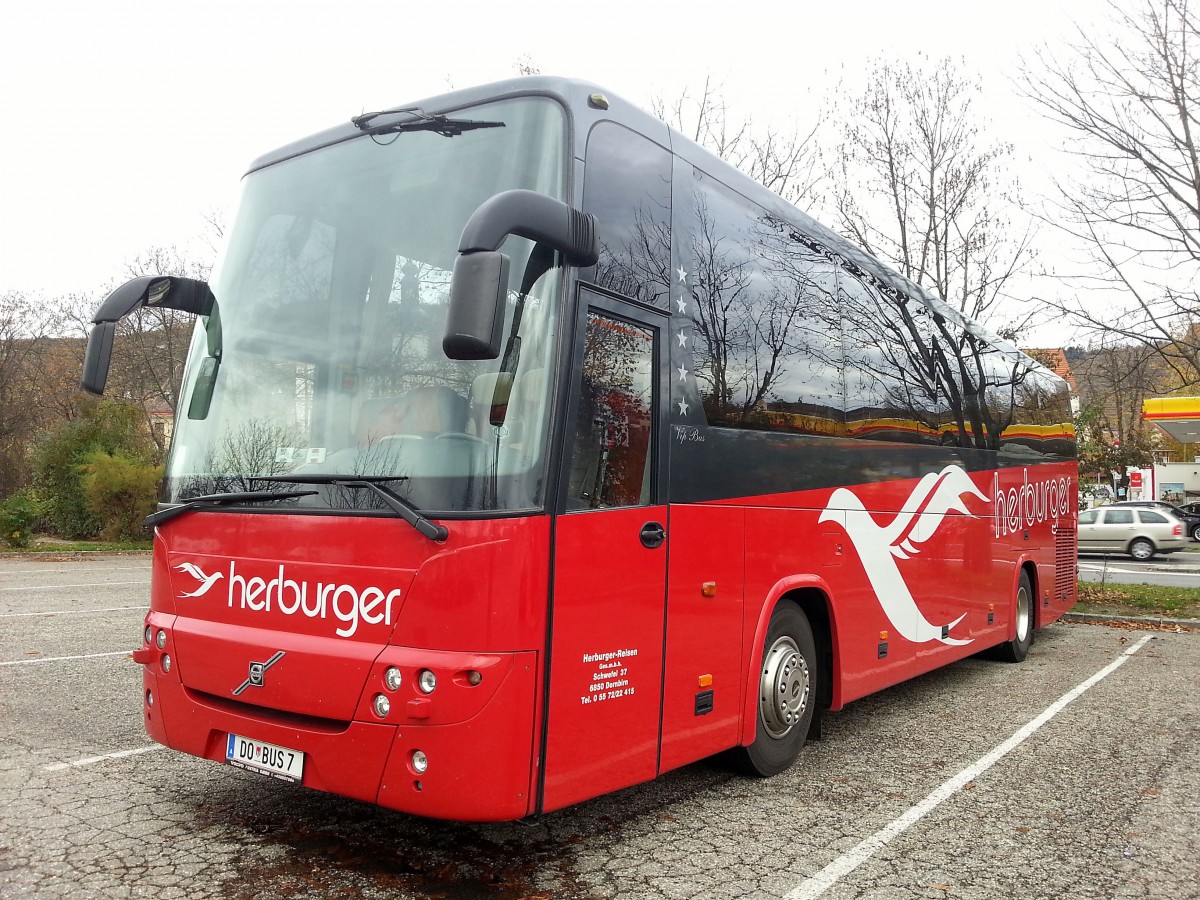 Volvo 9900 von Herburger Reisen/�sterreich im Nov.2013 in Krems gesehen.
