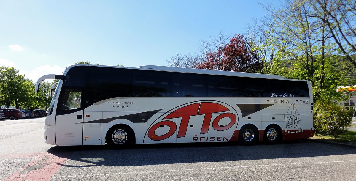 Volvo 9900 von Otto Reisen aus �sterreich in Krems gesehen.