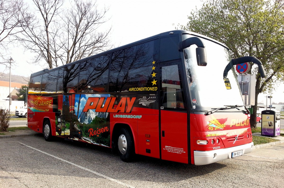VOLVO 9900 von PULAY aus Nieder�sterreich am 1.4.2014 in Krems gesehen.