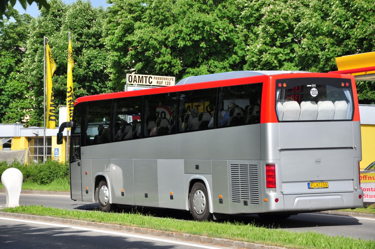 VOLVO 9900 Reisebus aus Ungarn am 19.5.2013 in Krems an der Donau.