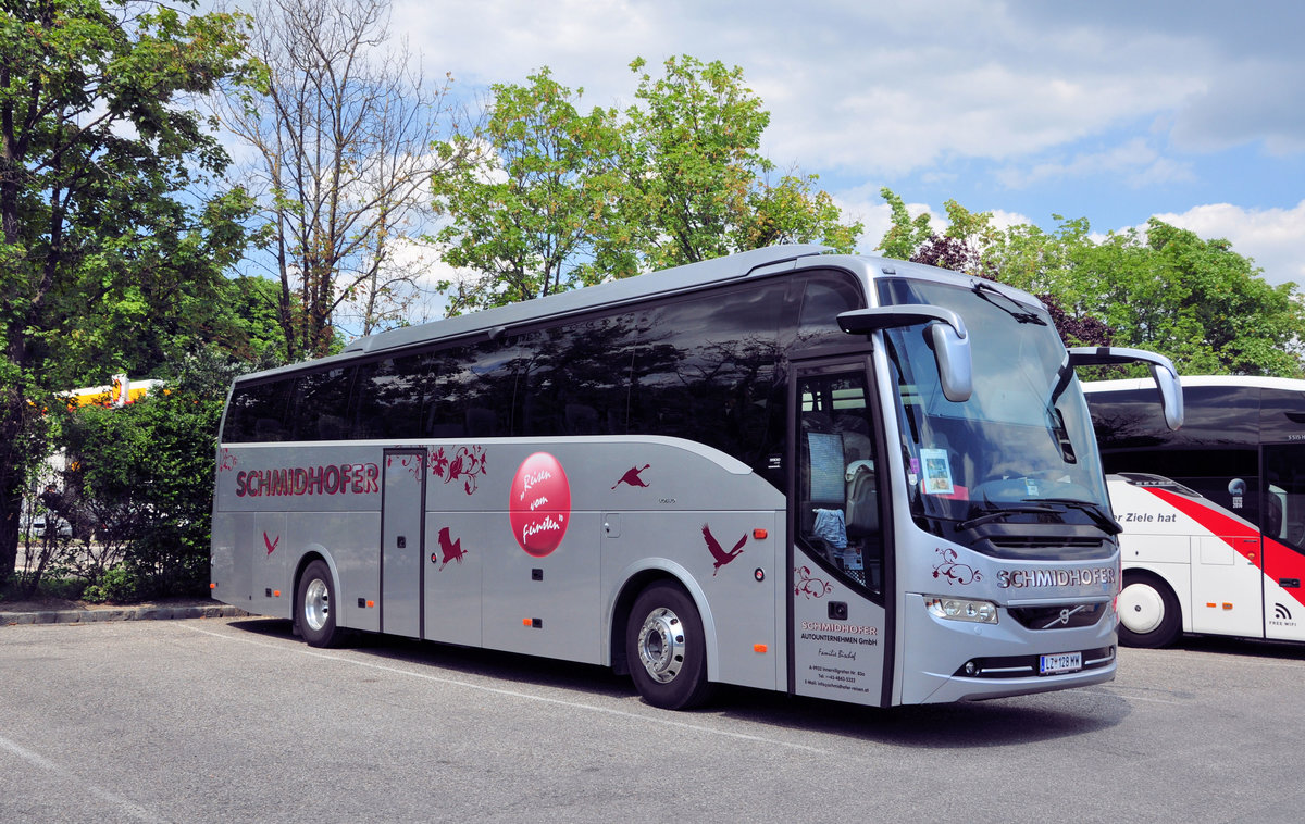 Volvo 9900 von Schmidhofer Reisen aus �sterreich in Krems gesehen.