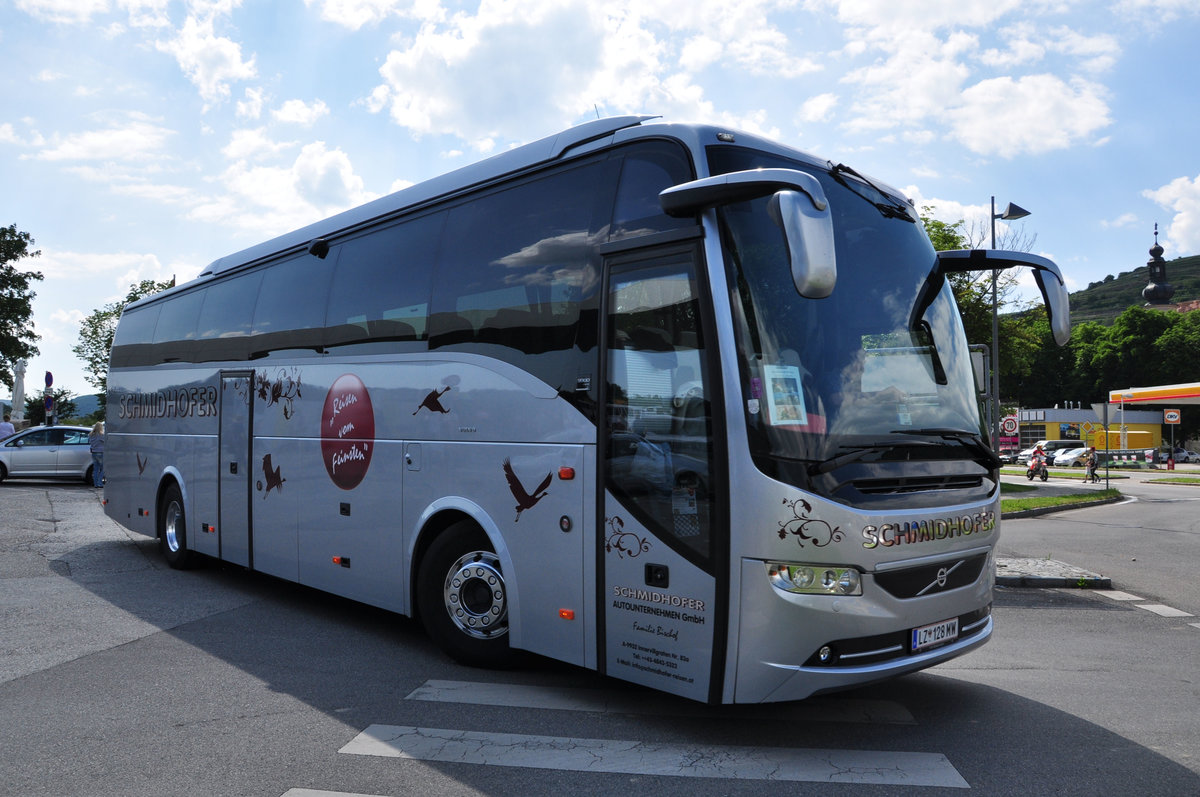 Volvo 9900 von Schmidhofer Reisen aus �sterreich in Krems.