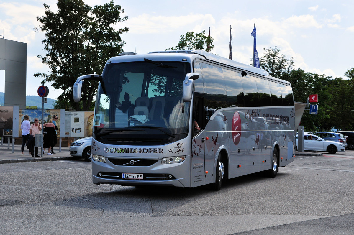 Volvo 9900 von Schmidhofer Reisen aus �sterreich in Krems.