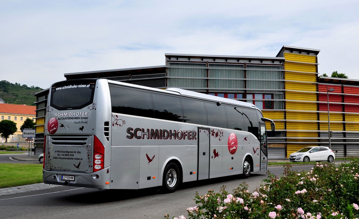 Volvo 9900 von Schmidhofer Reisen aus �sterreich in Krems.