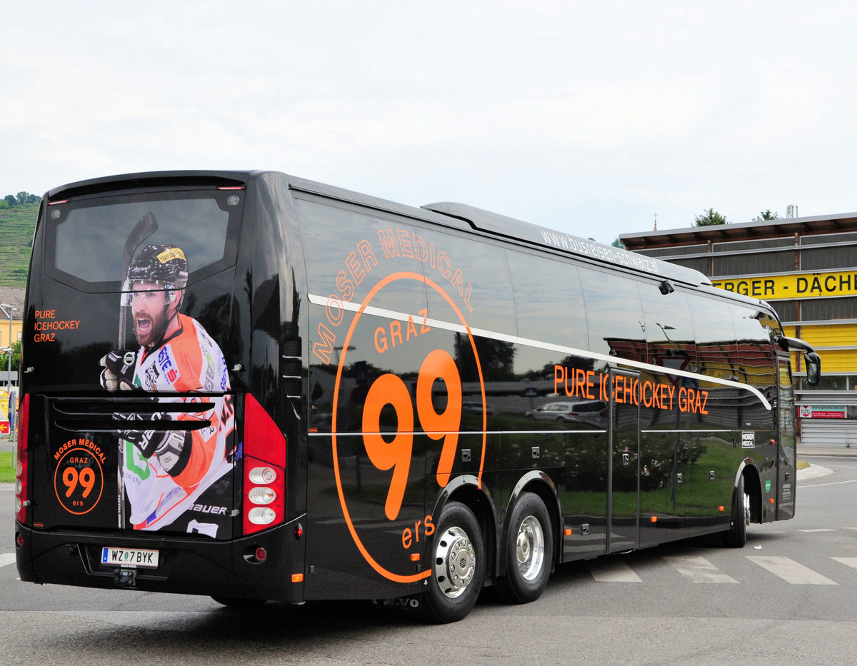Volvo 9900 von Schwarz Reisen aus �sterreich in Krems gesehen.Mannschaftsbus der 99ers Icehockey Graz.