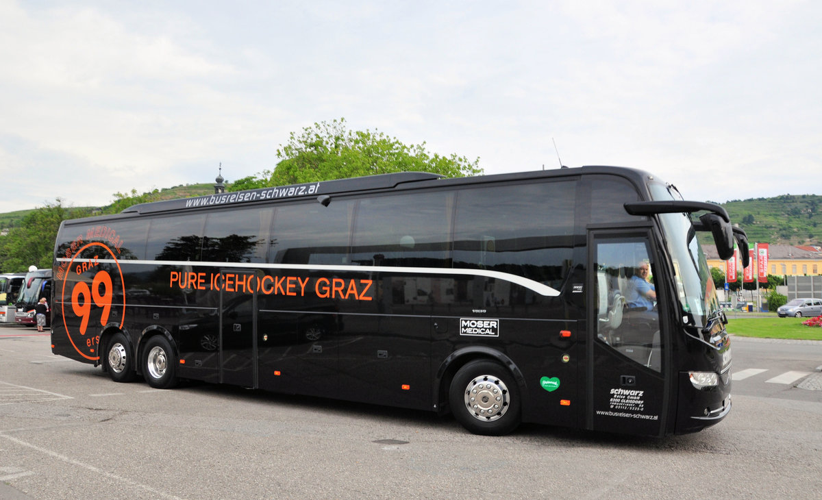 Volvo 9900 von Schwarz Reisen aus �sterreich in Krems gesehen.Mannschaftsbus der 99ers Icehockey Graz.