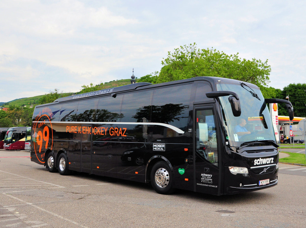 Volvo 9900 von Schwarz Reisen aus �sterreich in Krems gesehen.Mannschaftsbus der 99ers Icehockey Graz.