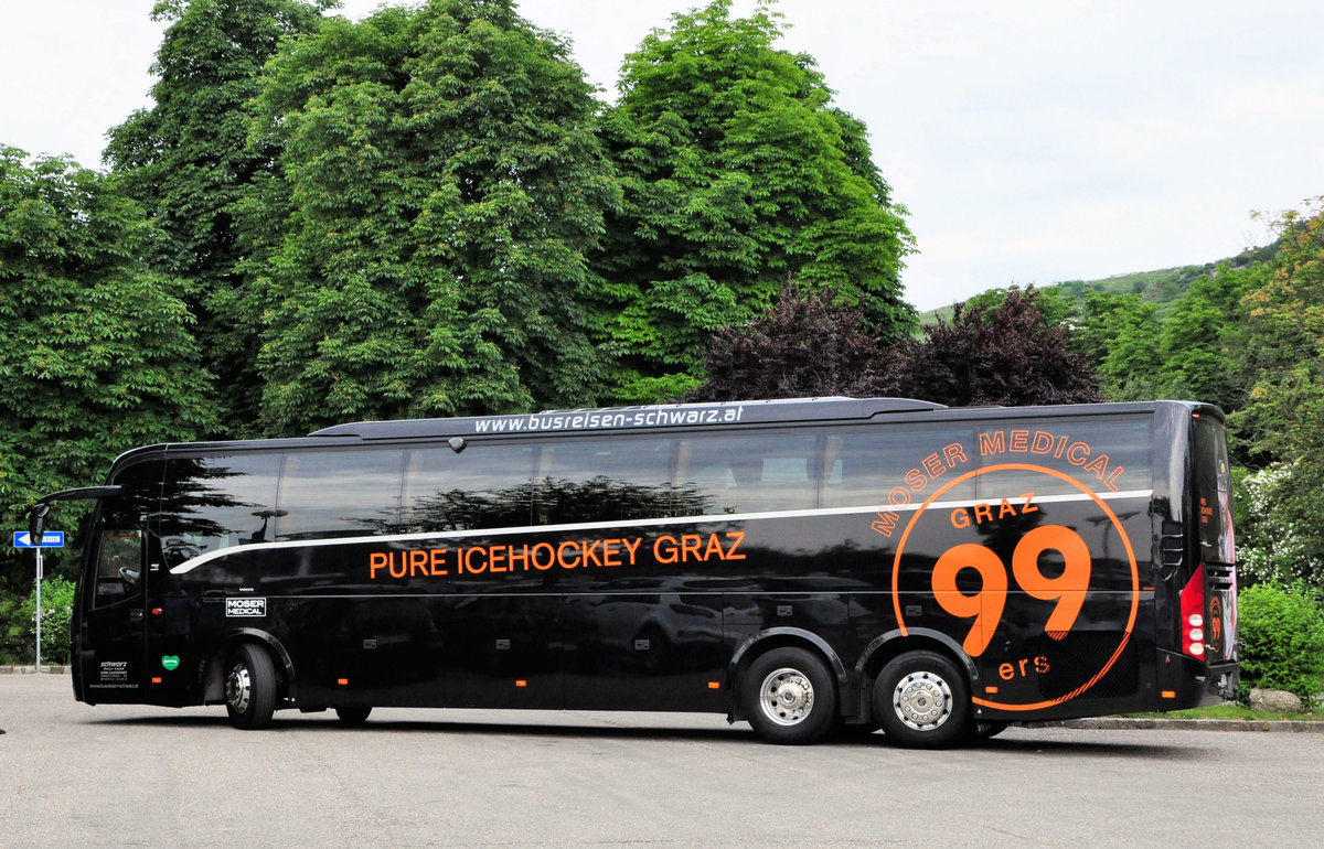 Volvo 9900 von Schwarz Reisen aus �sterreich in Krems gesehen.Mannschaftsbus der 99ers Icehockey Graz.