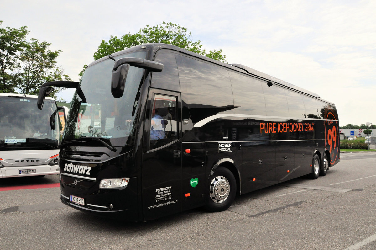 Volvo 9900 von Schwarz Reisen aus �sterreich in Krems gesehen.Mannschaftsbus der 99ers Icehockey Graz.
