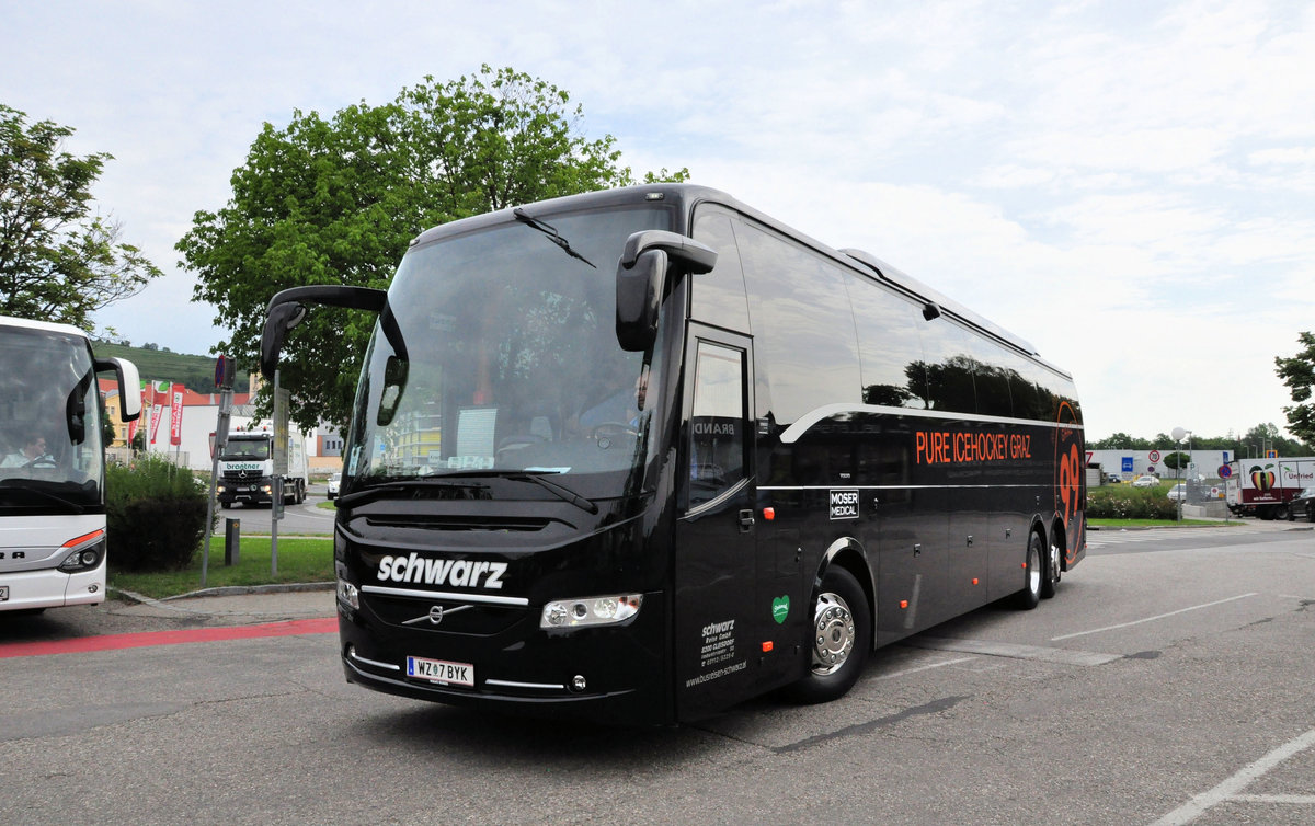 Volvo 9900 von Schwarz Reisen aus �sterreich in Krems gesehen.Mannschaftsbus der 99ers Icehockey Graz.