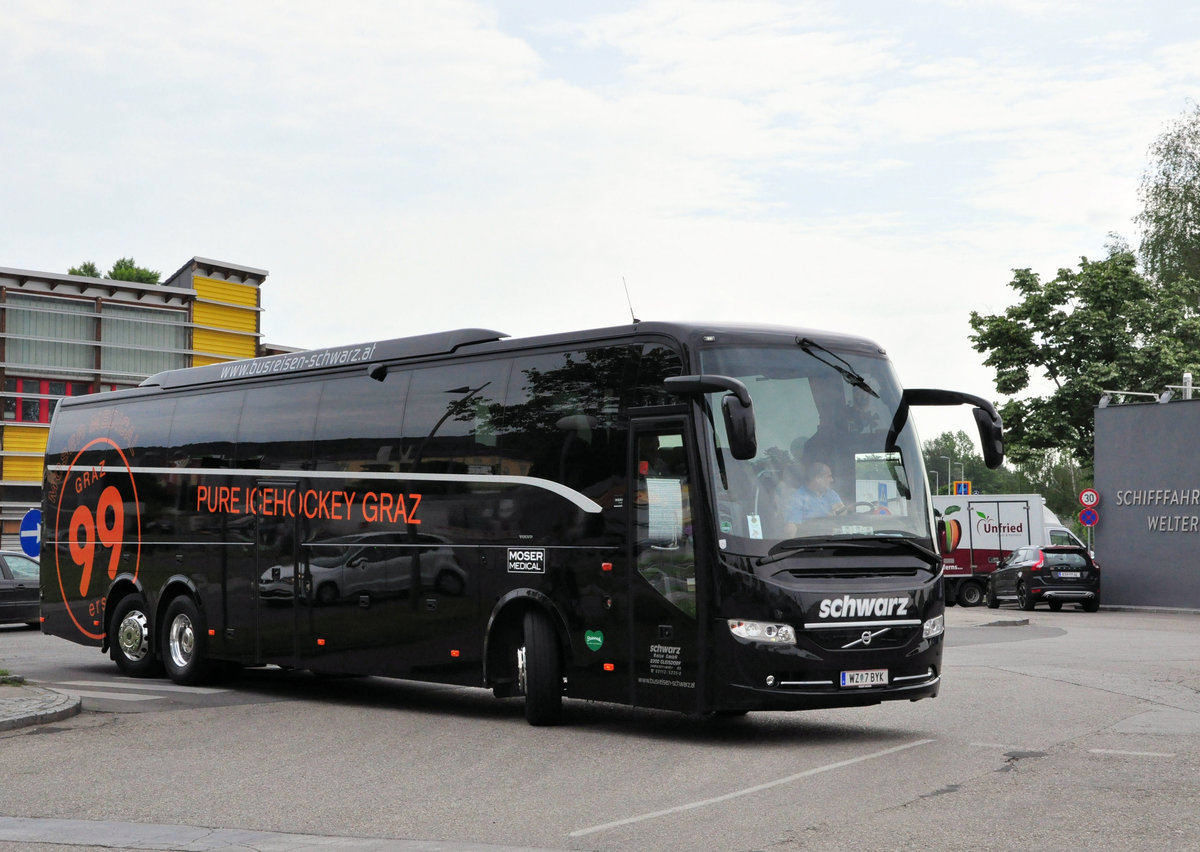 Volvo 9900 von Schwarz Reisen aus �sterreich in Krems gesehen.Mannschaftsbus der 99ers Icehockey Graz.