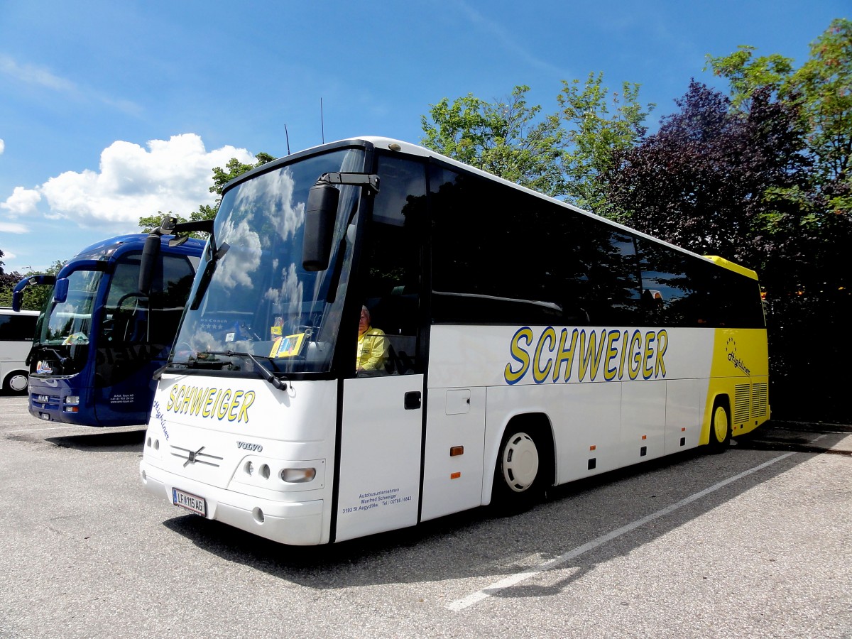 VOLVO 9900 von SCHWEIGER Reisen aus �sterreich am 11.6.2013 in Krems an der Donau.