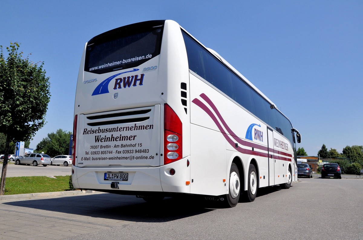 VOLVO 9900 (Sonderleuchten f�r den nordischen Raum)von RWH ( Reisebusunternehmen Weinheimer) aus der BRD in Krems gesehen.