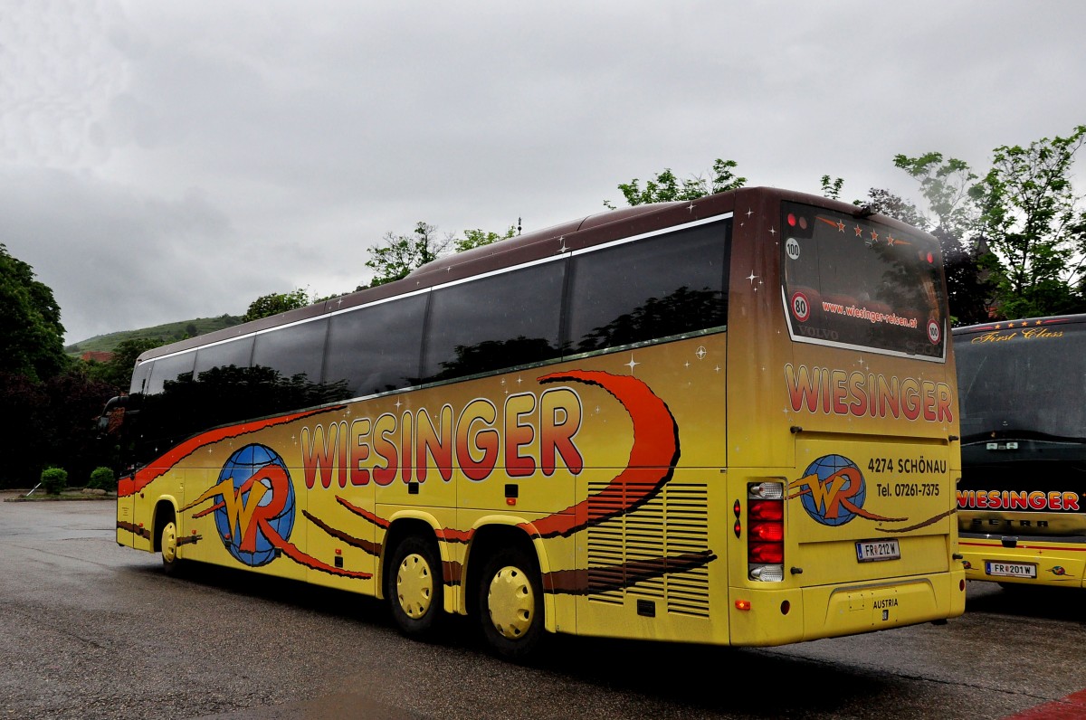 VOLVO 9900 von Wiesinger Reisen aus �sterreich am 20.5.2015 in Krems.