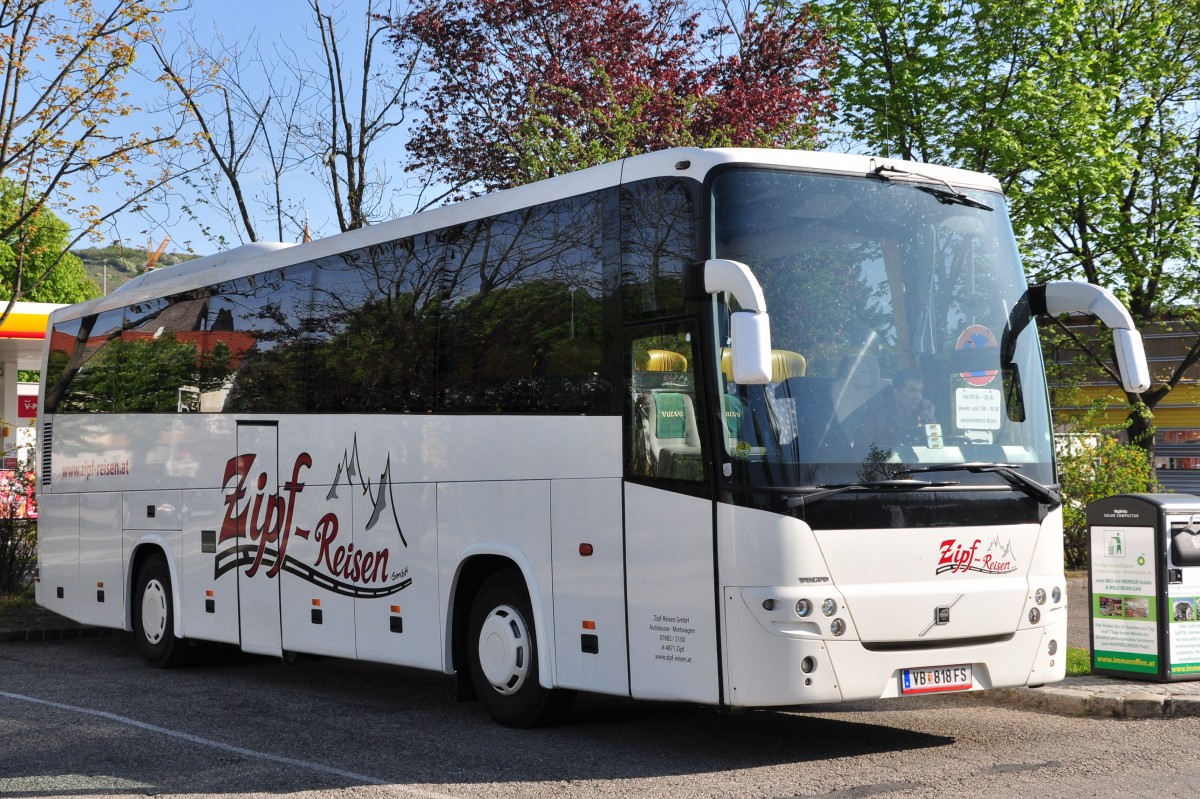 VOLVO 9900 von Zipf Reisen aus �sterreich am 25.4.2015 in Krems.