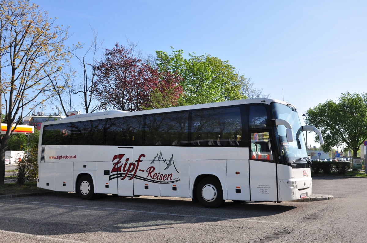VOLVO 9900 von Zipf Reisen aus �sterreich am 25.4.2015 in Krems.
