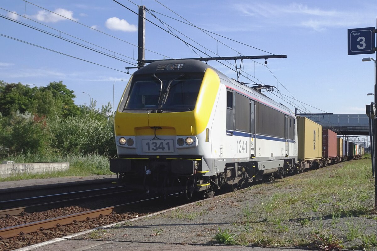 Vom Bahnsteig könnte am 14 Juli 2022 NMBS 1341 samt Containerzug beim Passage durch Antwerpen-Noorderdokken mit etwas Zoom fotografiert werden.