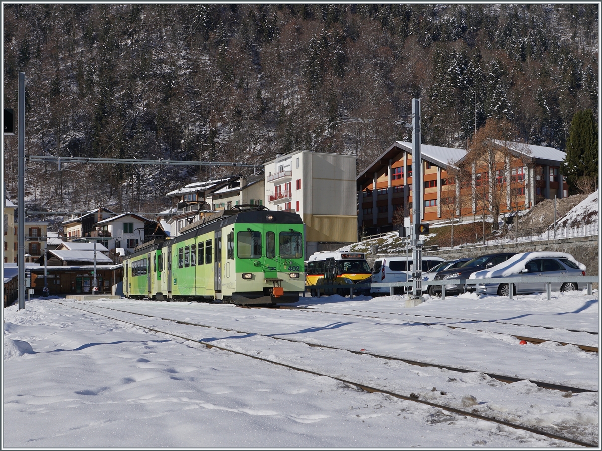 Von Aigle gekommen verweilen die beiden ASD BDe 4/4 401 und 402 nicht lange in Le Sépey und verlassen den kleine Kopfbahnhof als Regionalzug R 440 in Richtung Les Diablerets. 

11. Januar 2021