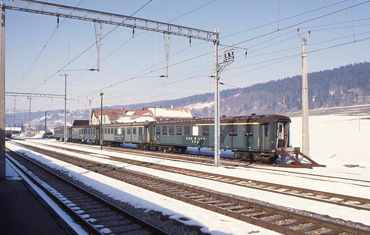 Von der anderen Seite gesehen die 4 Altbauwagen in Les Verrires, nmlich AB 4107, AB 4133, AB 4120 und AB 4115. 12.Mrz 1993 - Der Wagen 4115 (AB 39-03 174) drfte der Wagen AB4 312 der Dampfbahn Val de Travers sein. 