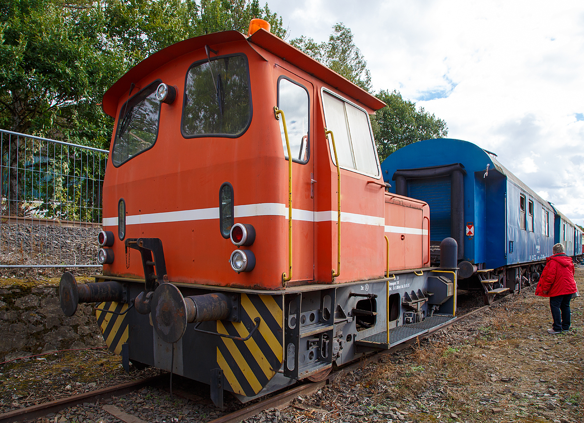 

Von der anderen Seite...
Die Gmeinder 5332 eine Dieselhydraulische Rangierlokomotive vom Typ 130 PS (Baujahr 1964) am 02.10.2016 beim Tag der offenen Tür der BLE Butzbach-Licher Eisenbahnfreunde e. V. in Butzbach. 

Geliefert wurde die Lok an Raab Karcher GmbH in München-Giesing. Später war sie bis 2007 für die P&G - Procter & Gamble Manufacturing GmbH (bekannt durch Babywindeln) in Worms und Neuss im Einsatz.

TECHNISCHE DATEN:
Spurweite: 1.435 mm (Normalspur)
Achsformel: B
Gewicht der Lok: 20 t
Motorleistung: 130 PS
Gebaute Stückzahl: 2