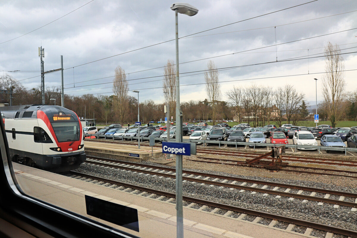 Von Coppet nach Annemasse: RE aus Vevey nach Annemasse, mit dem Schloss Coppet im Hintergrund. Zug 511 028. 10.März 2023 